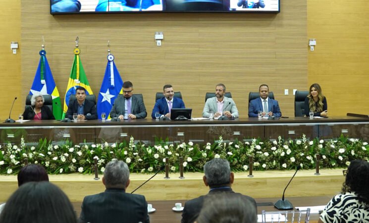 Deputado Ribeiro do Sinpol entrega Votos de Louvor para personalidades e jovens da Comissão da OAB